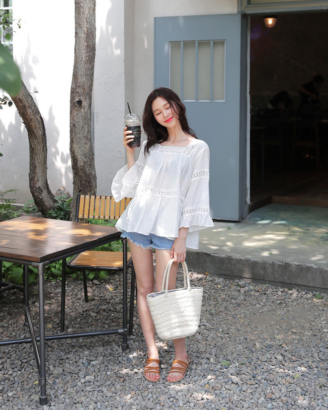 4 kiểu giày/dép bệt luôn sẵn lòng kết thân với quần shorts để ra đúng chất mùa hè 4 kiểu giày/dép bệt luôn sẵn lòng kết thân với quần shorts để ra đúng chất mùa hè